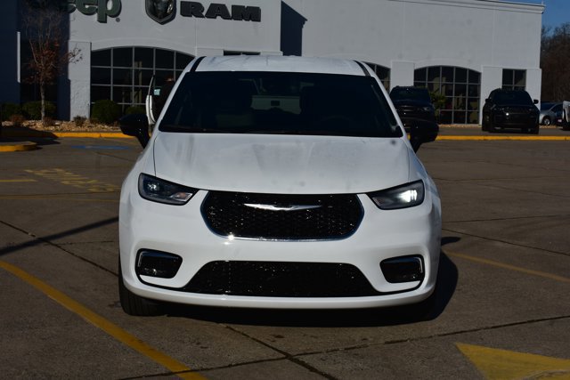 New 2026 Chrysler Pacifica Select image 2