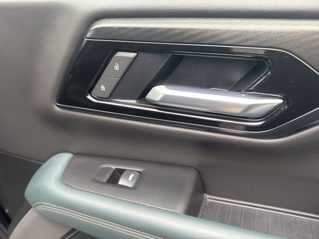 Used 2025 GMC Yukon XL AT4 AWD/4WD image 39