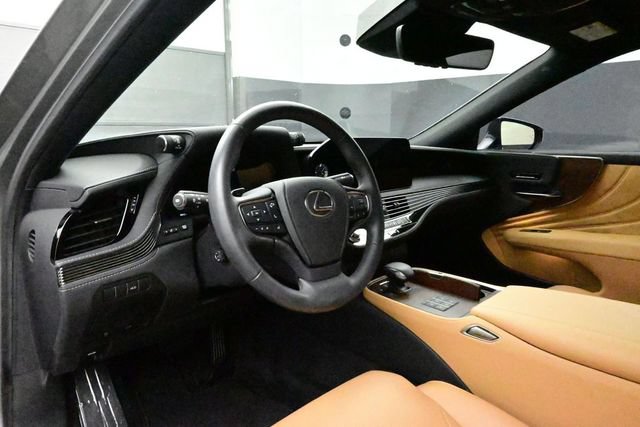 Used 2025 Lexus LS 500 w/ Accessory Package (Z1) RWD image 4