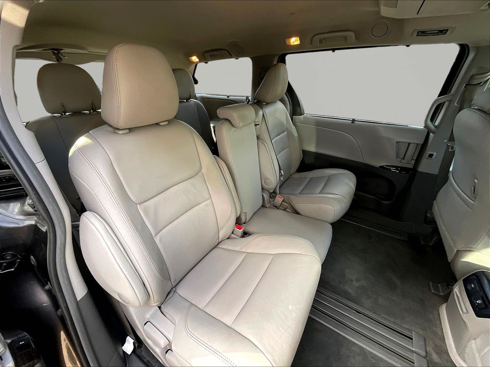 Used 2015 Toyota Sienna XLE Premium FWD image 25