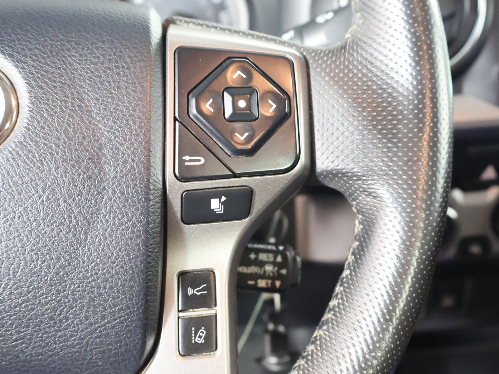 Used 2020 Toyota Tacoma SR5 AWD/4WD image 33
