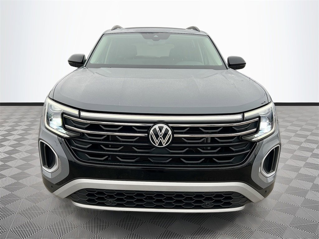 Used 2024 Volkswagen Atlas Peak Edition SE image 2