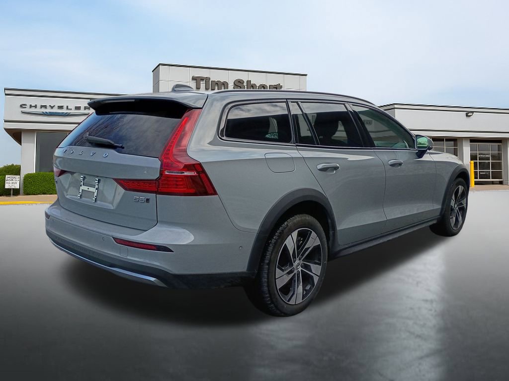 Used 2025 Volvo V60 B5 Cross Country Plus image 5