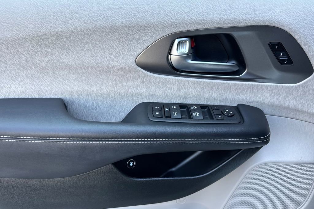 Used 2023 Chrysler Pacifica Touring-L image 10
