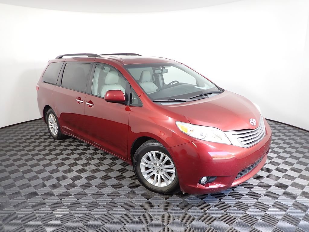 Used 2015 Toyota Sienna XLE w/ XLE Navigation Package image 9