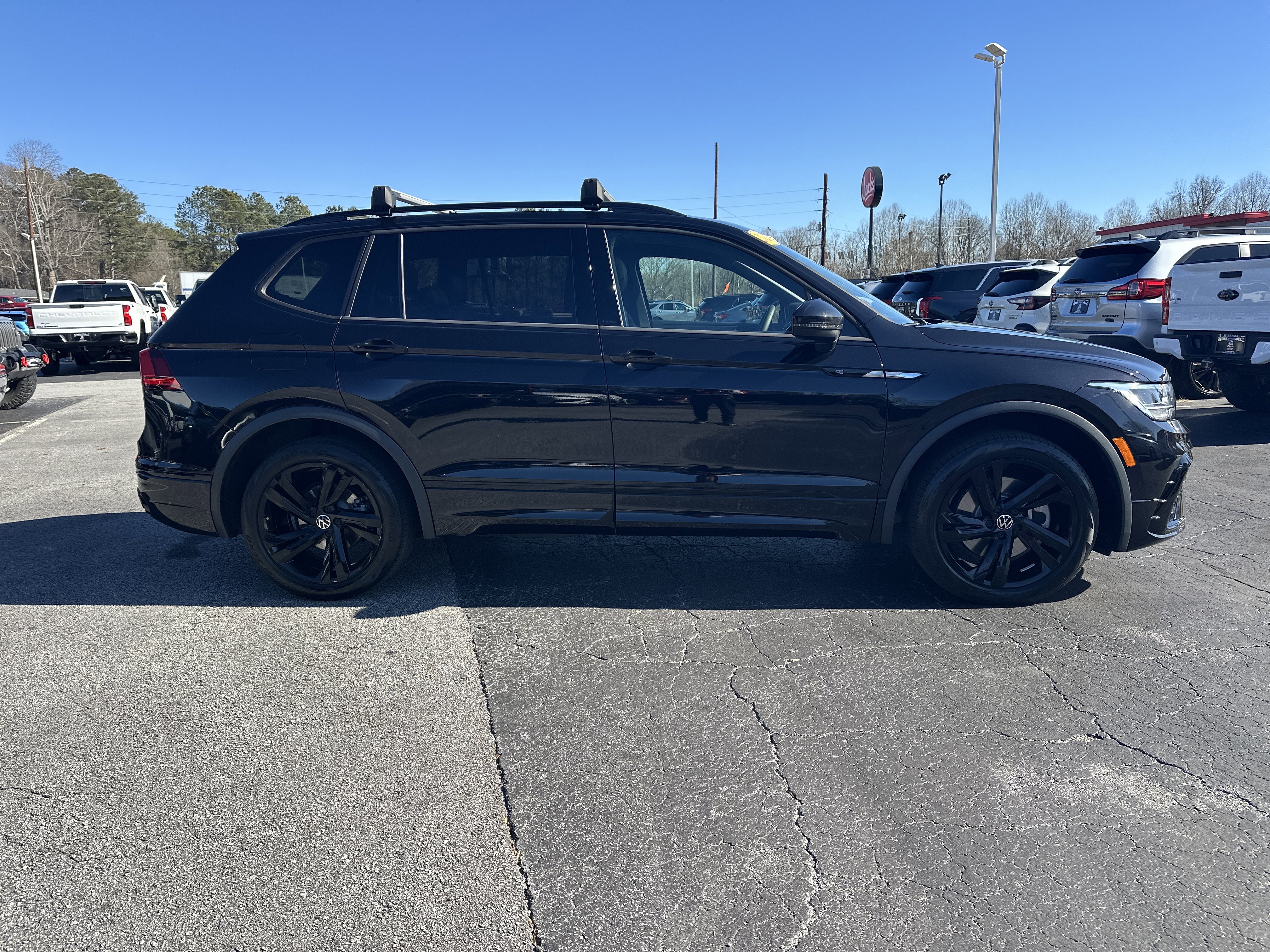 Used 2023 Volkswagen Tiguan SE R-Line image 9