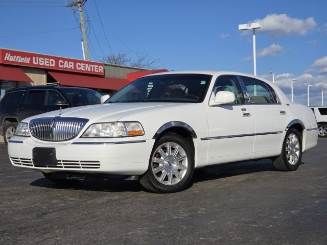 Used 2010 Lincoln Town Car Signature Limited image 2