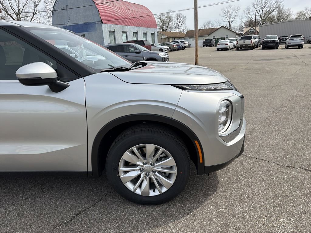 New 2026 Mitsubishi Outlander ES image 2