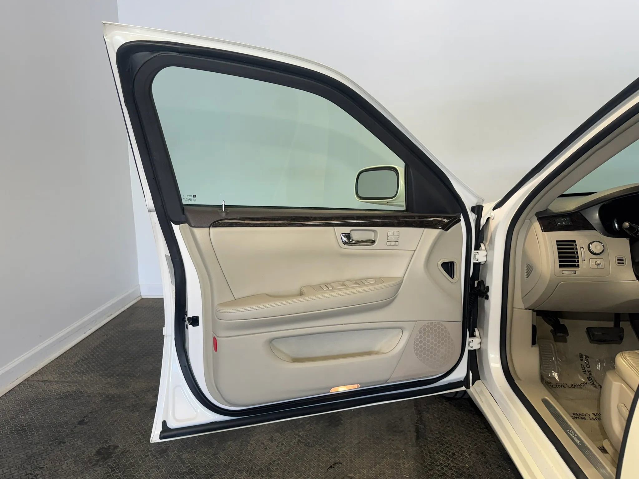 Used 2011 Cadillac DTS Luxury FWD image 7
