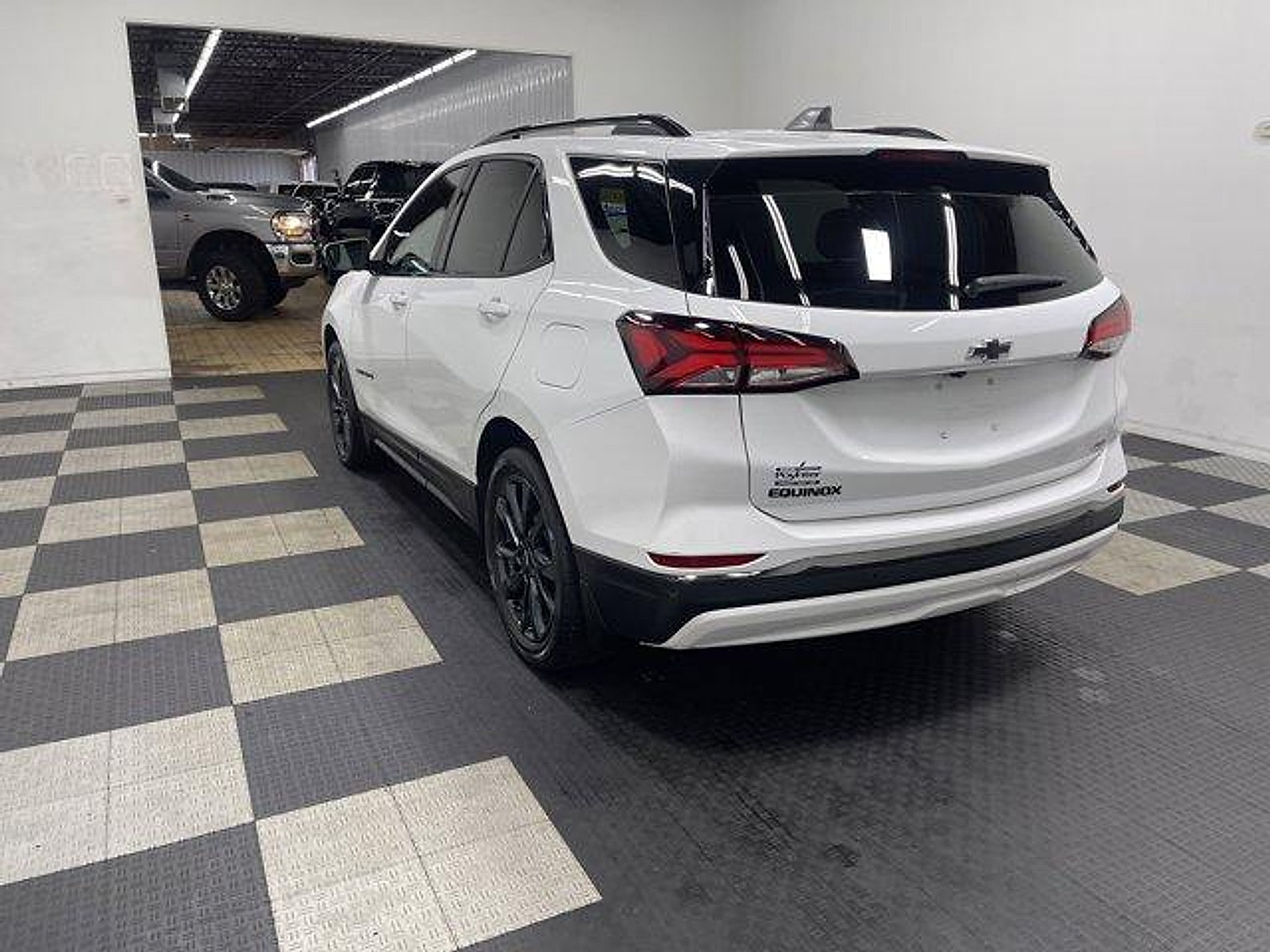 Used 2022 Chevrolet Equinox RS w/ RS Leather Package FWD image 2