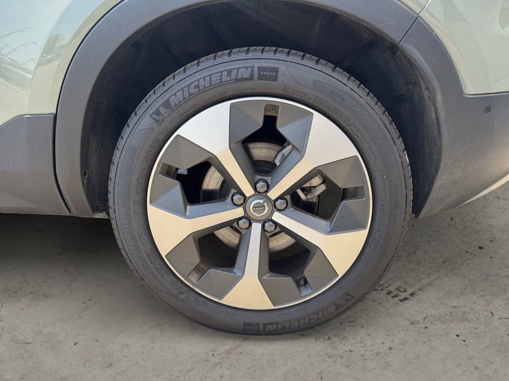 Used 2025 Volvo XC40 B5 Plus AWD/4WD image 9