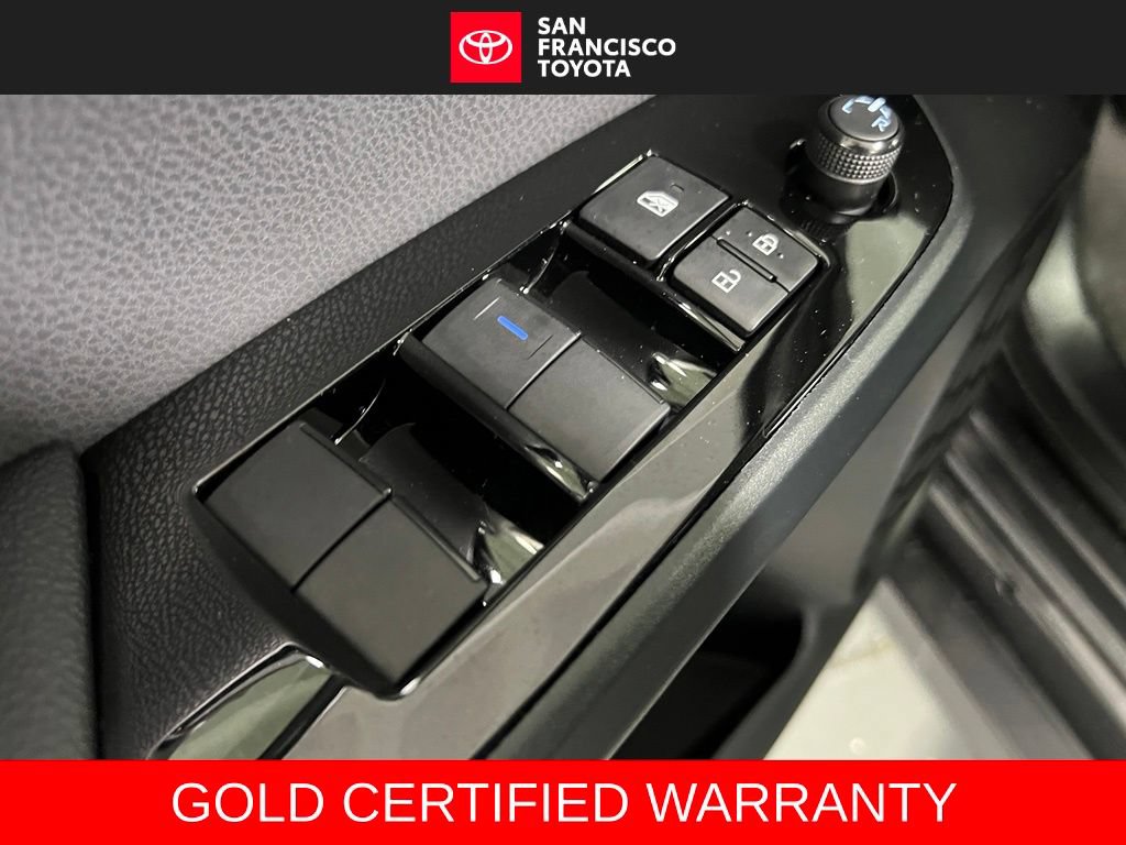 Certified 2022 Toyota Prius LE FWD image 33