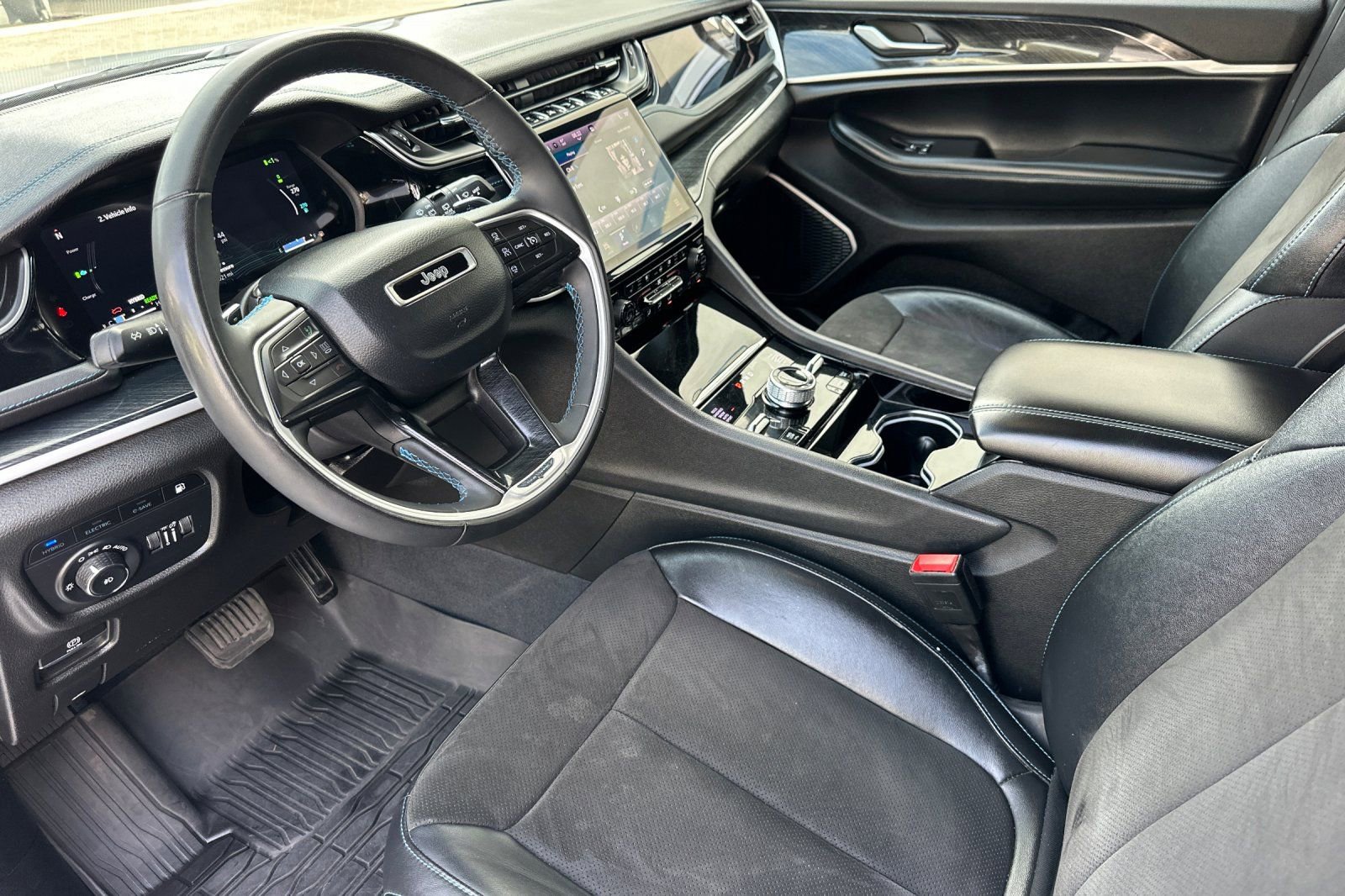 Used 2023 Jeep Grand Cherokee Trailhawk image 10