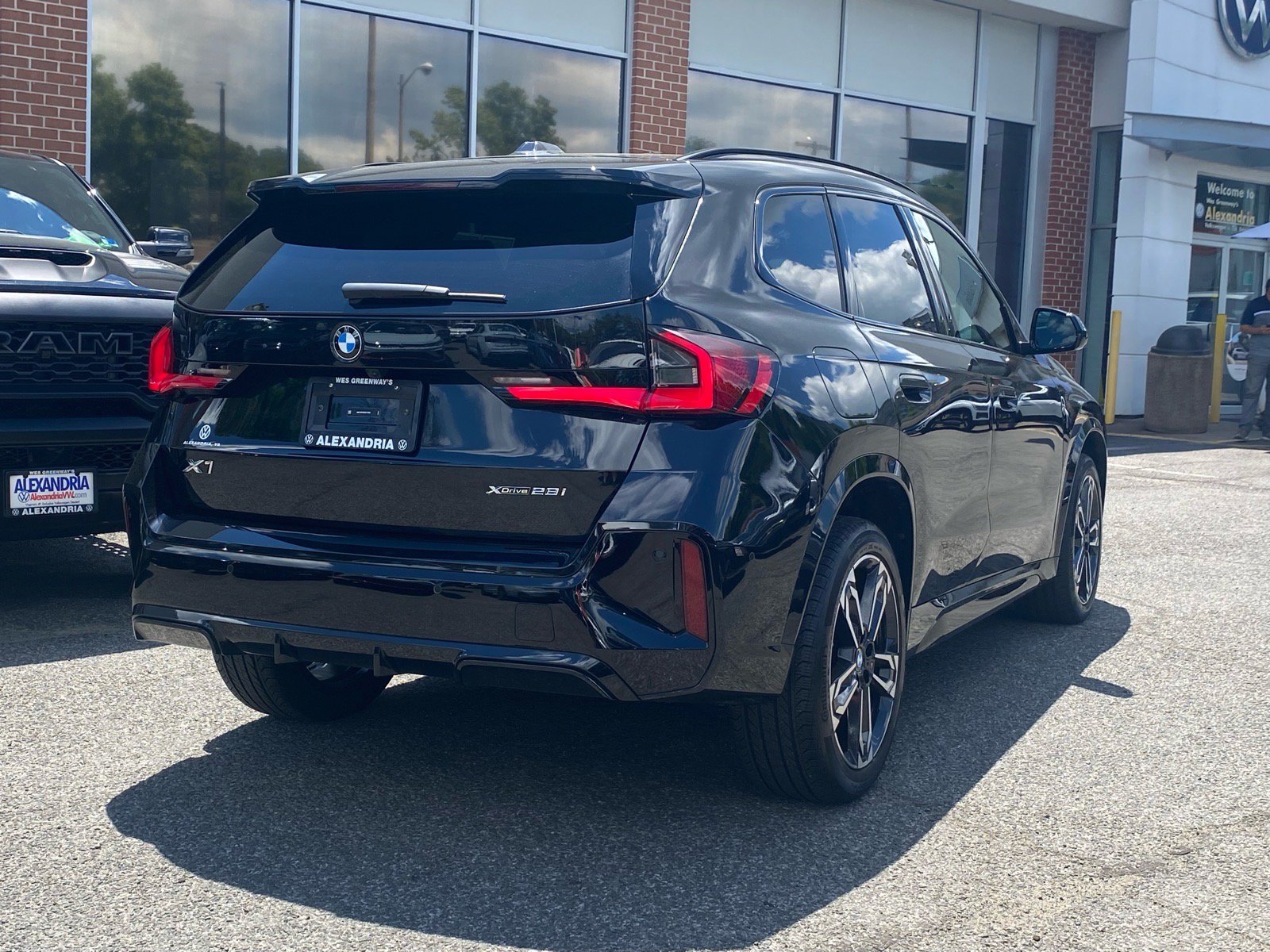 Used 2024 BMW X1 xDrive28i w/ Technology Package AWD/4WD image 3