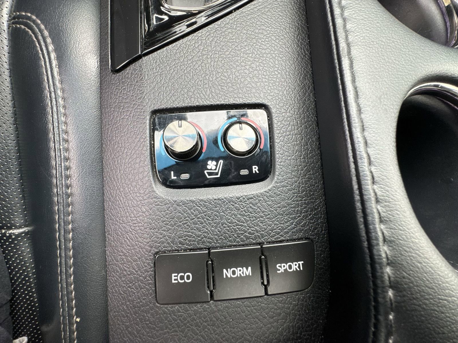 Used 2016 Toyota Avalon Limited w/ Toyota Safety Sense Package image 19