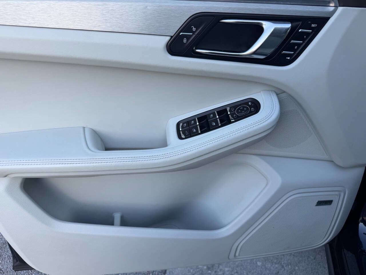 Used 2017 Porsche Macan Turbo image 40