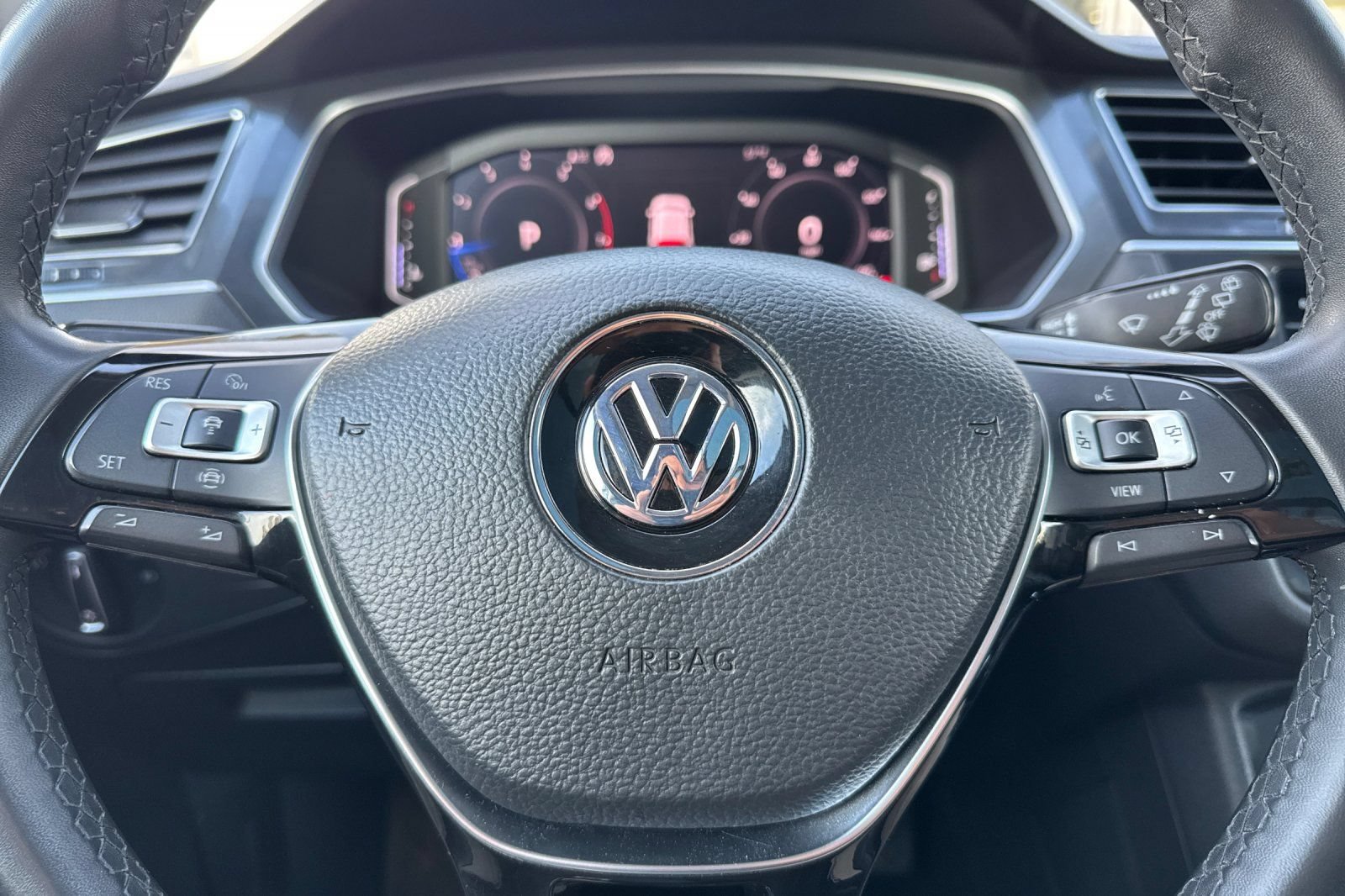Used 2020 Volkswagen Tiguan SEL FWD image 25