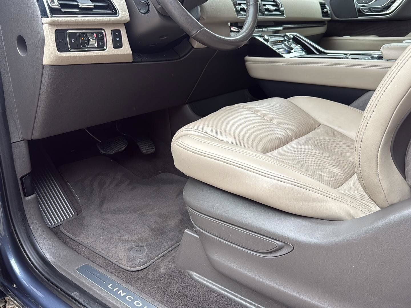 Used 2022 Lincoln Navigator L Reserve RWD image 13