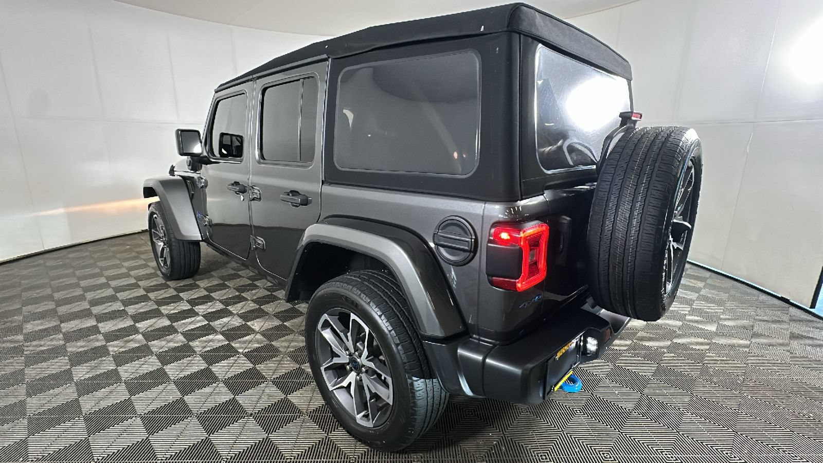 Used 2024 Jeep Wrangler Unlimited w/ Convenience Group AWD/4WD image 7