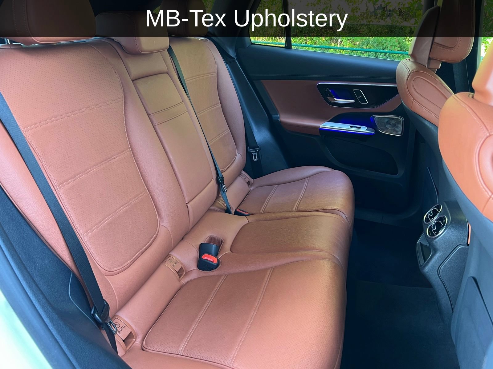 Used 2025 Mercedes-Benz GLC 350e 4MATIC w/ Advanced USB Package image 17