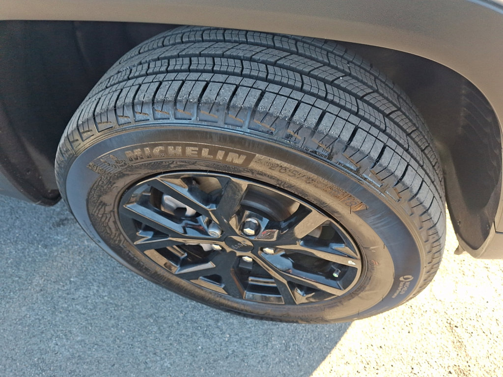 Used 2025 Jeep Grand Cherokee Altitude image 9