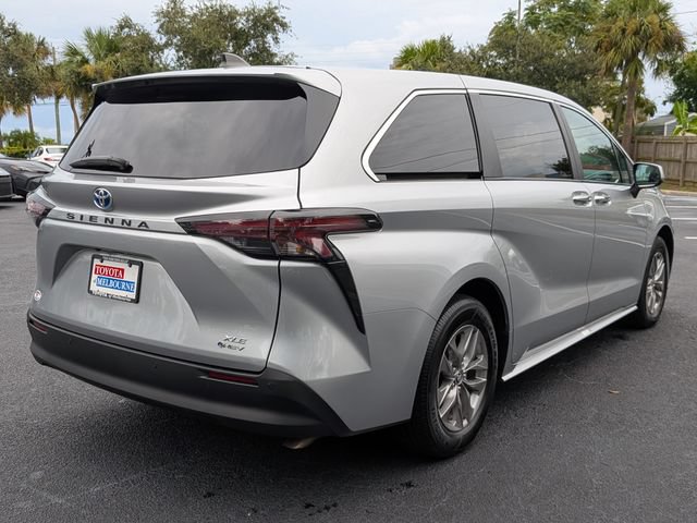 Used 2025 Toyota Sienna XLE FWD image 3