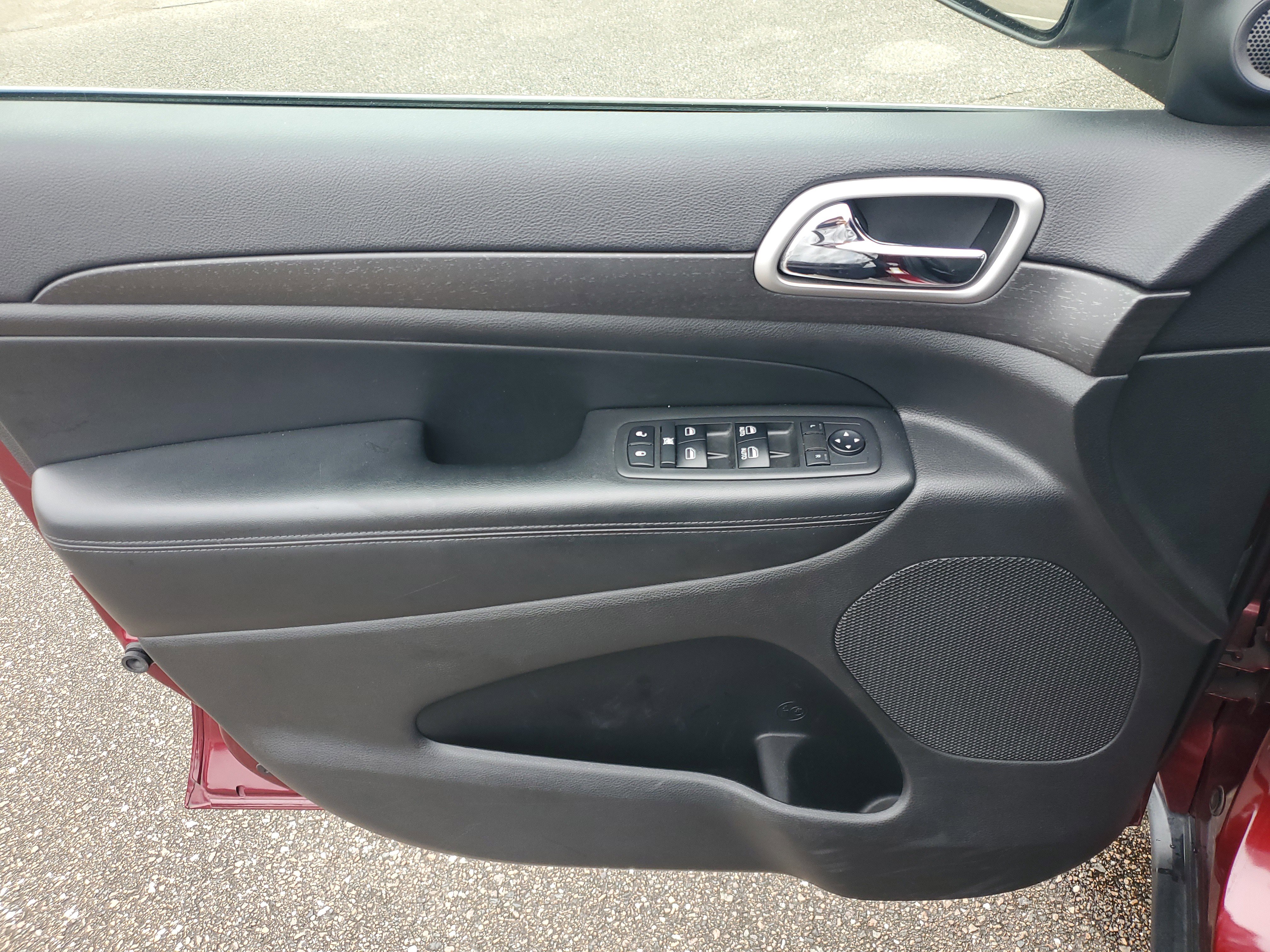 Used 2018 Jeep Grand Cherokee Laredo image 25