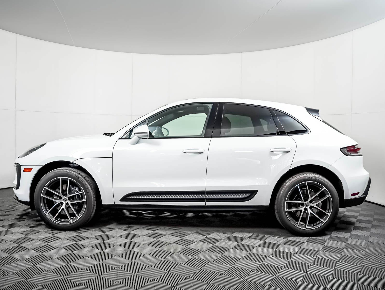 Certified 2026 Porsche Macan AWD/4WD image 2