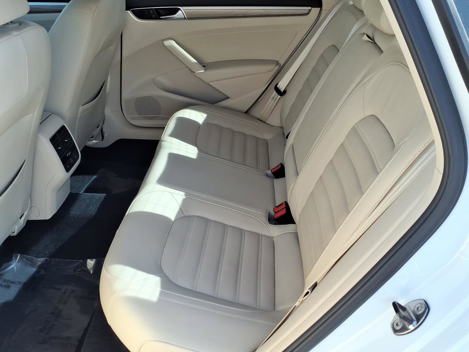 Used 2016 Volkswagen Passat 1.8T SEL Premium image 23