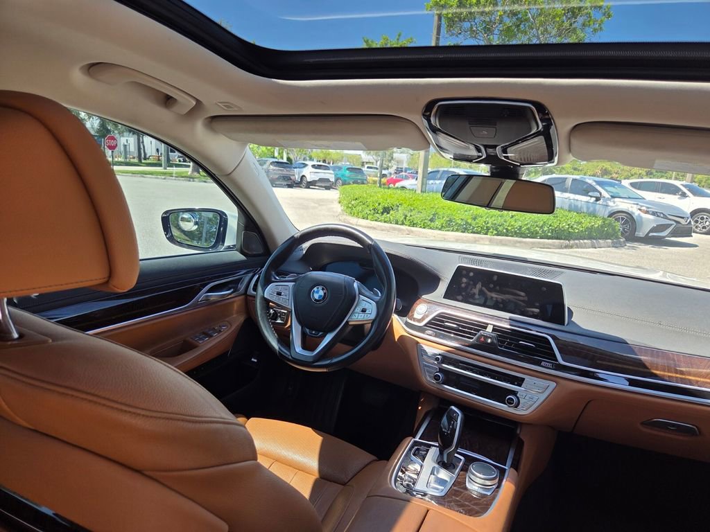 Used 2020 BMW 745e xDrive AWD/4WD image 28