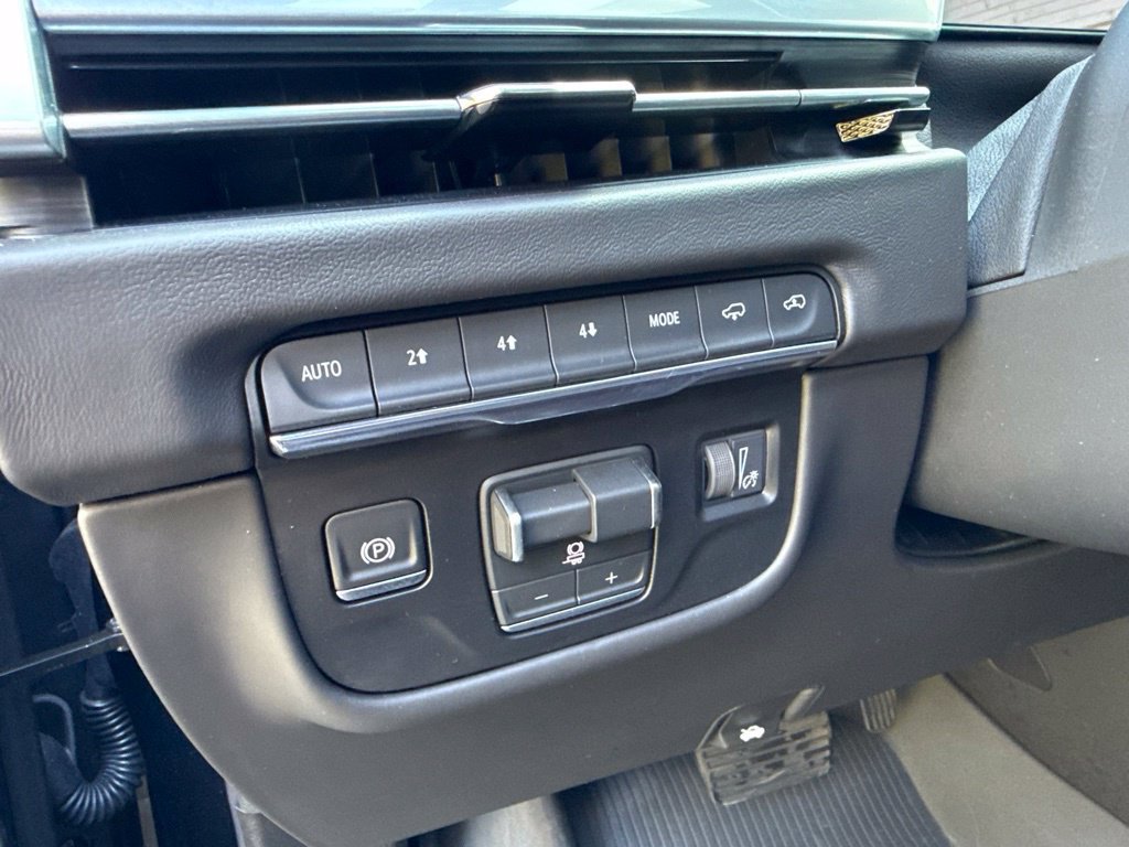 Used 2026 Cadillac Escalade Platinum Sport w/ LPO, Floor Liner Package AWD/4WD image 25