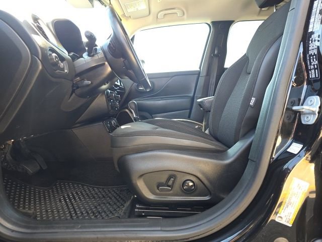 Used 2023 Jeep Renegade Latitude w/ Premium Group image 8