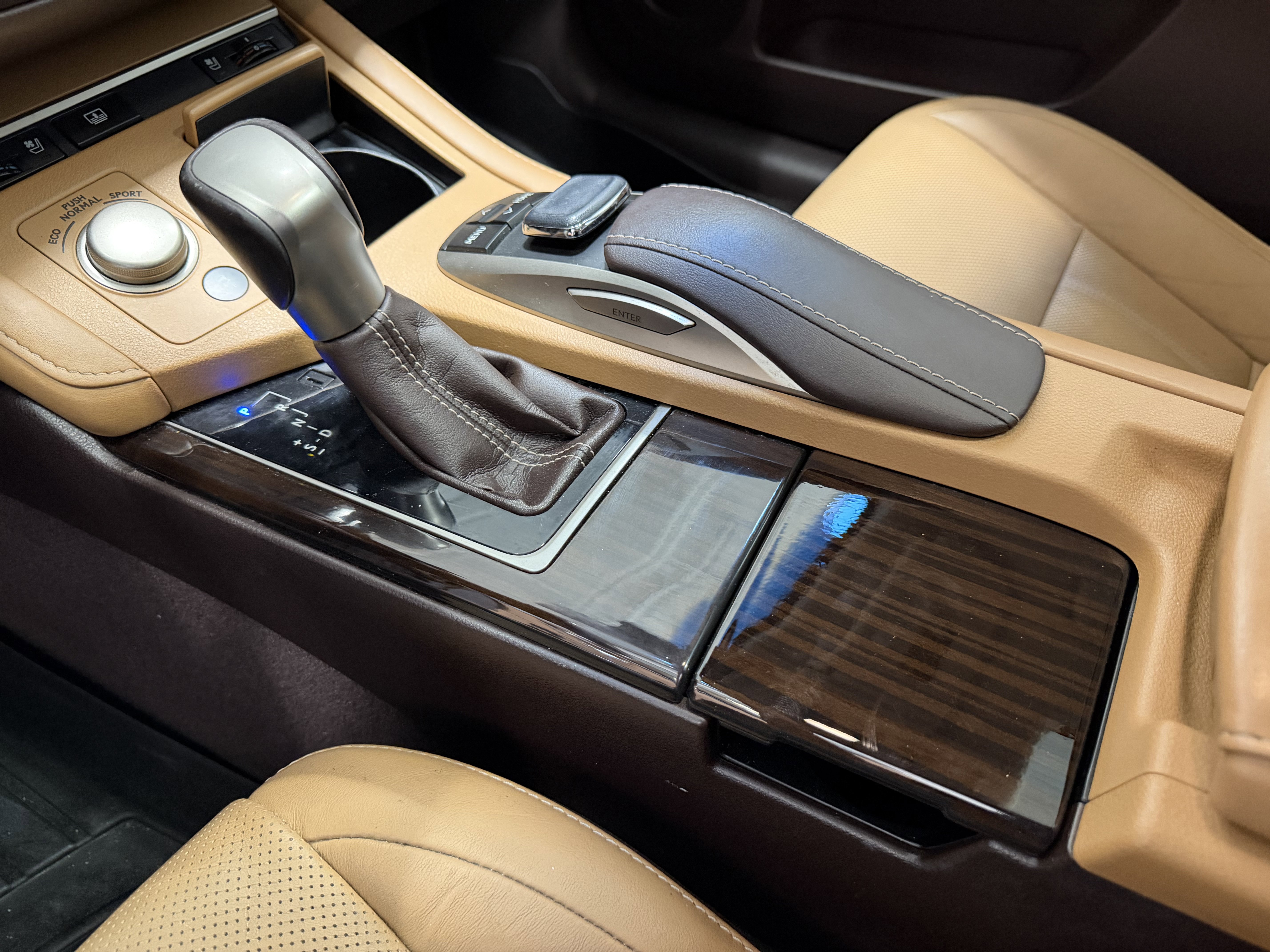 Used 2016 Lexus ES 350 w/ Luxury Package w/Wood Trim FWD image 22