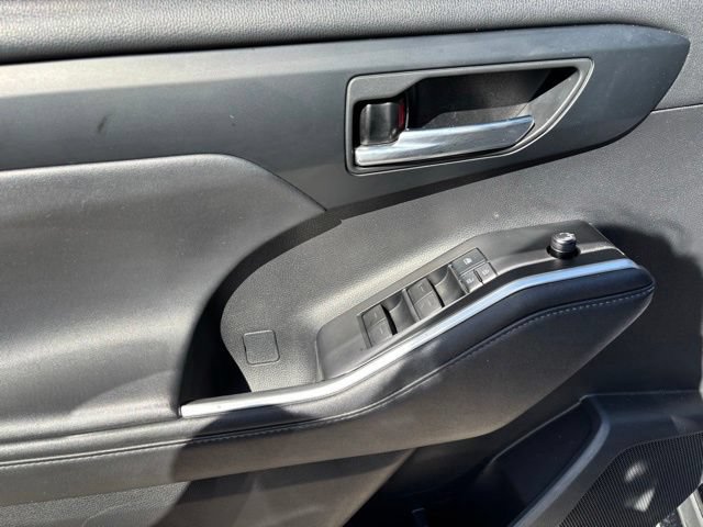 Used 2021 Toyota Highlander XLE AWD/4WD image 11