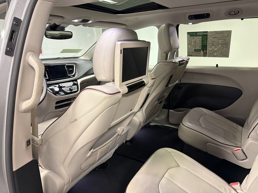 Used 2019 Chrysler Pacifica Limited w/ Tire & Wheel Group FWD image 31