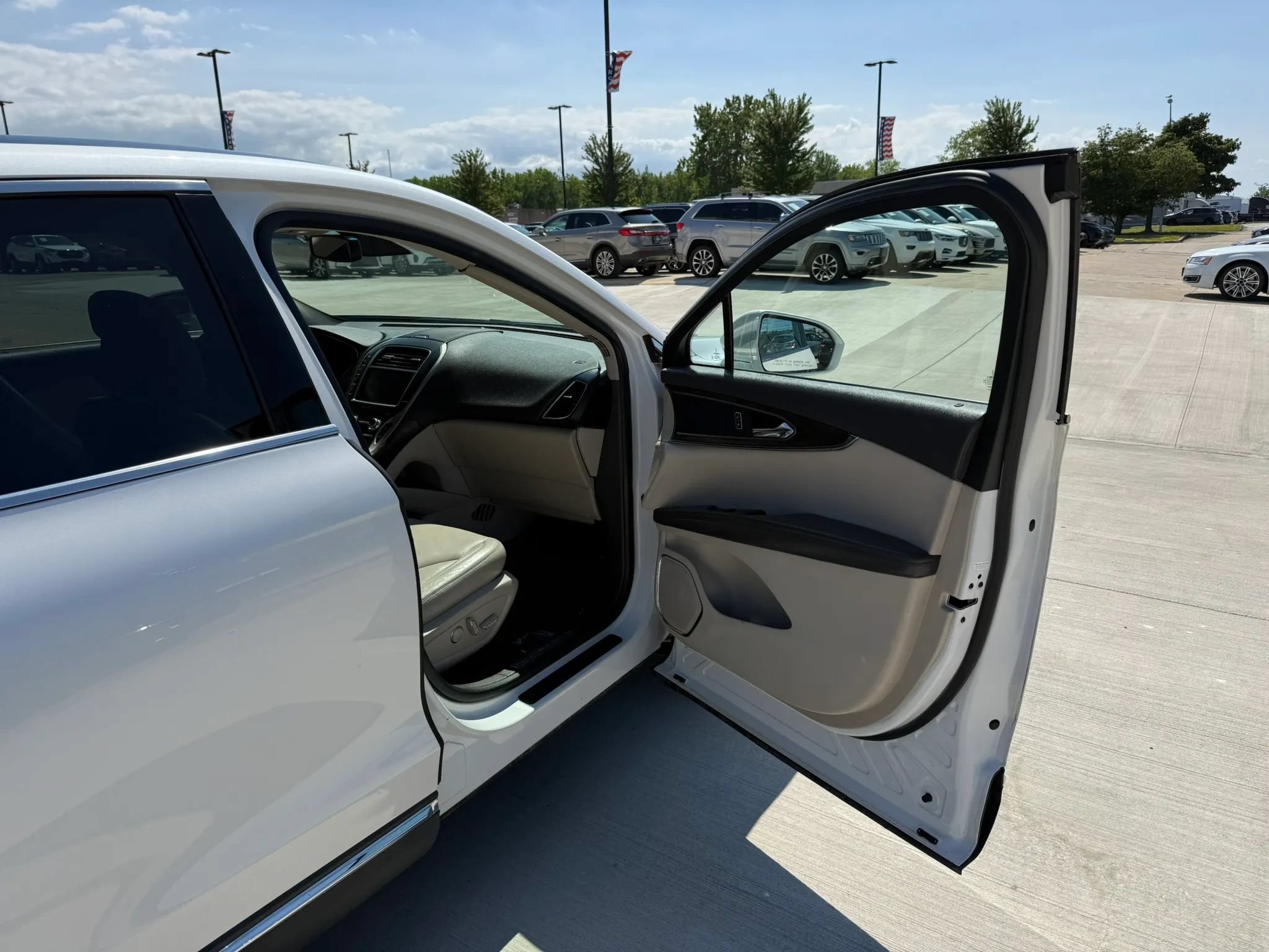 Used 2016 Lincoln MKX Select w/ Select Plus Package AWD/4WD image 26
