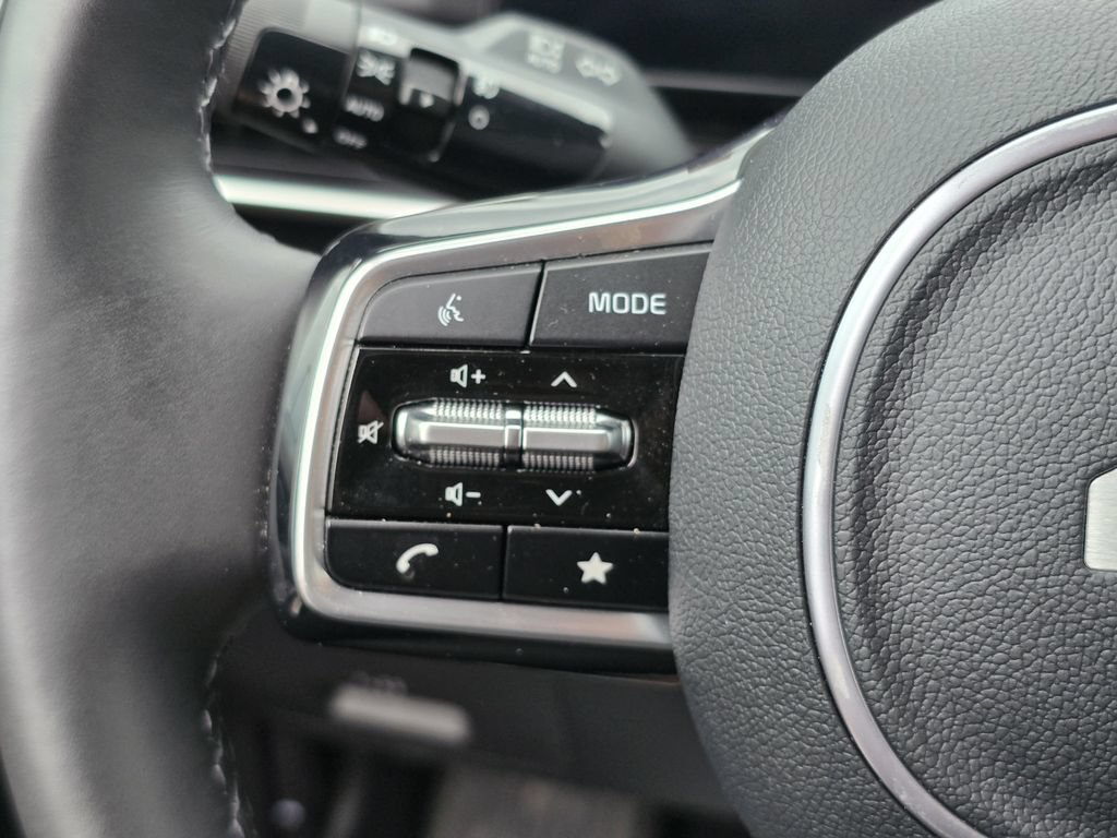 Certified 2025 Kia Carnival SX Prestige FWD image 29