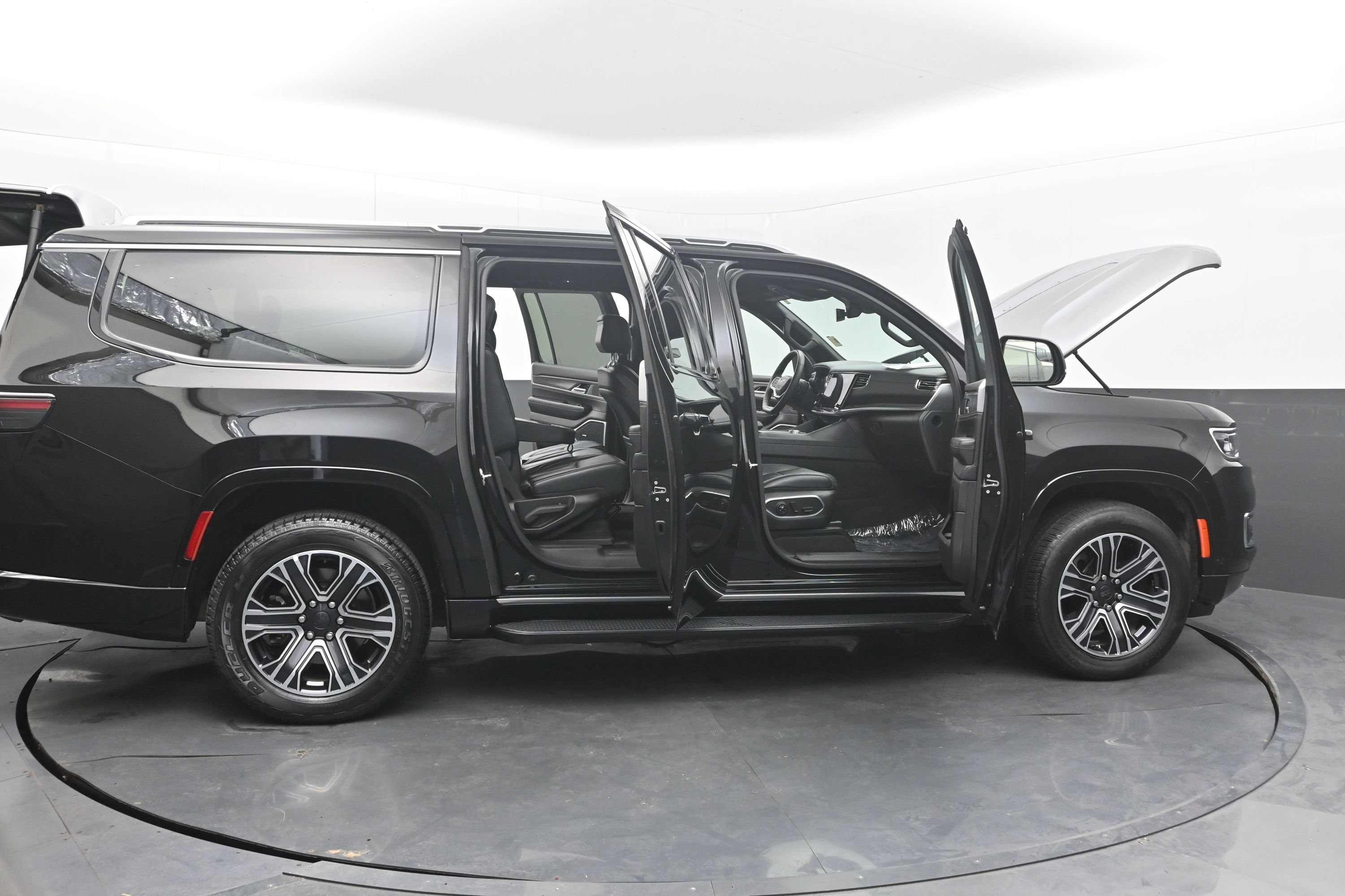 Used 2024 Jeep Wagoneer L Series II RWD image 46