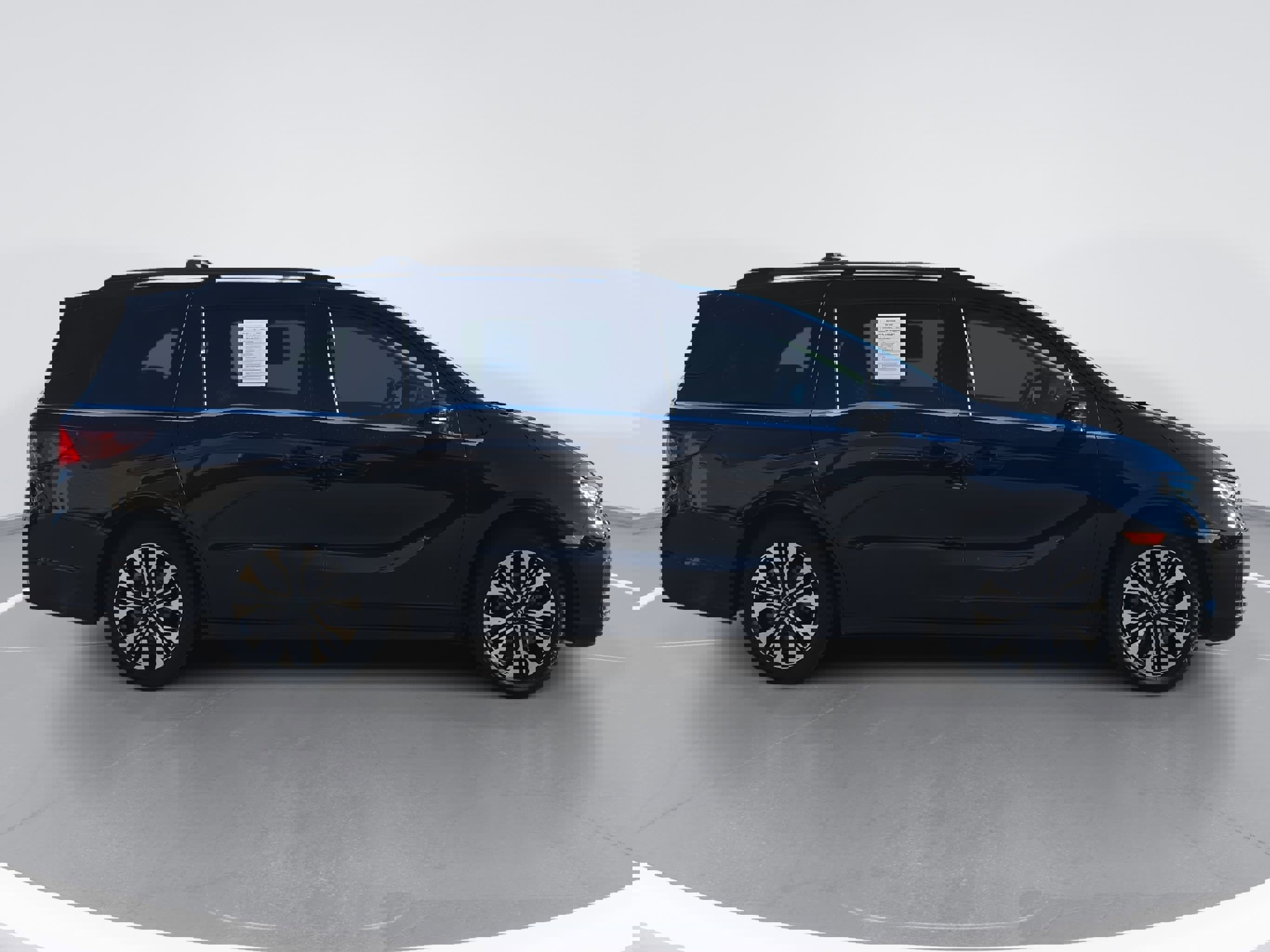 Used 2025 Honda Odyssey Elite image 2