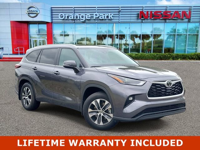 Used 2024 Toyota Highlander XLE FWD image 1