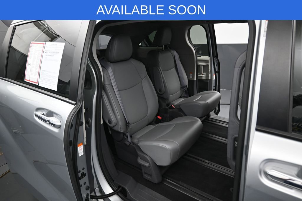 Certified 2021 Toyota Sienna XLE FWD image 32