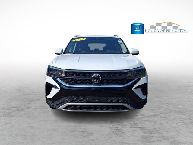 Used 2023 Volkswagen Taos SE w/ Panoramic Sunroof Package AWD/4WD image 2