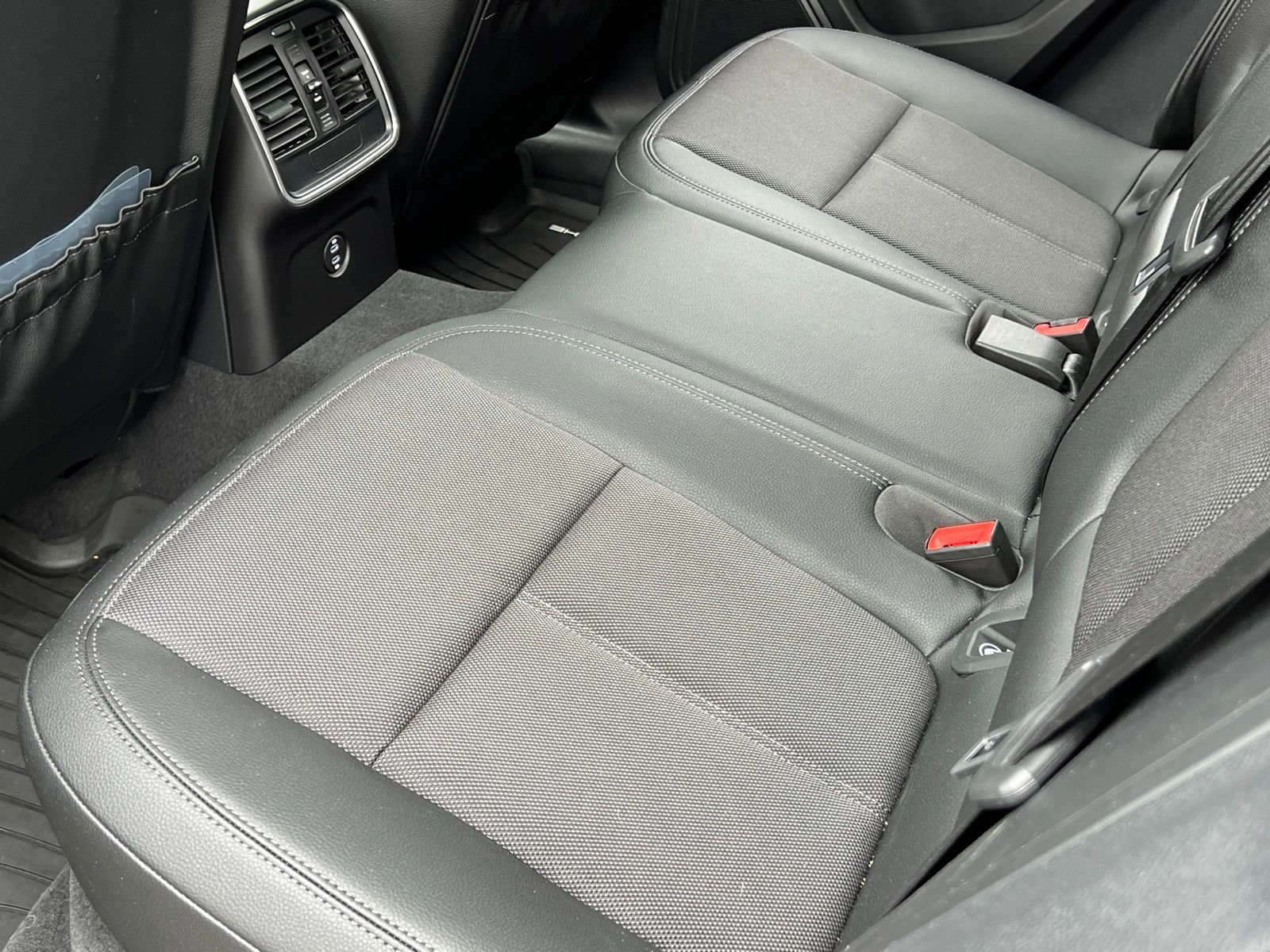 Certified 2025 Porsche Macan image 20