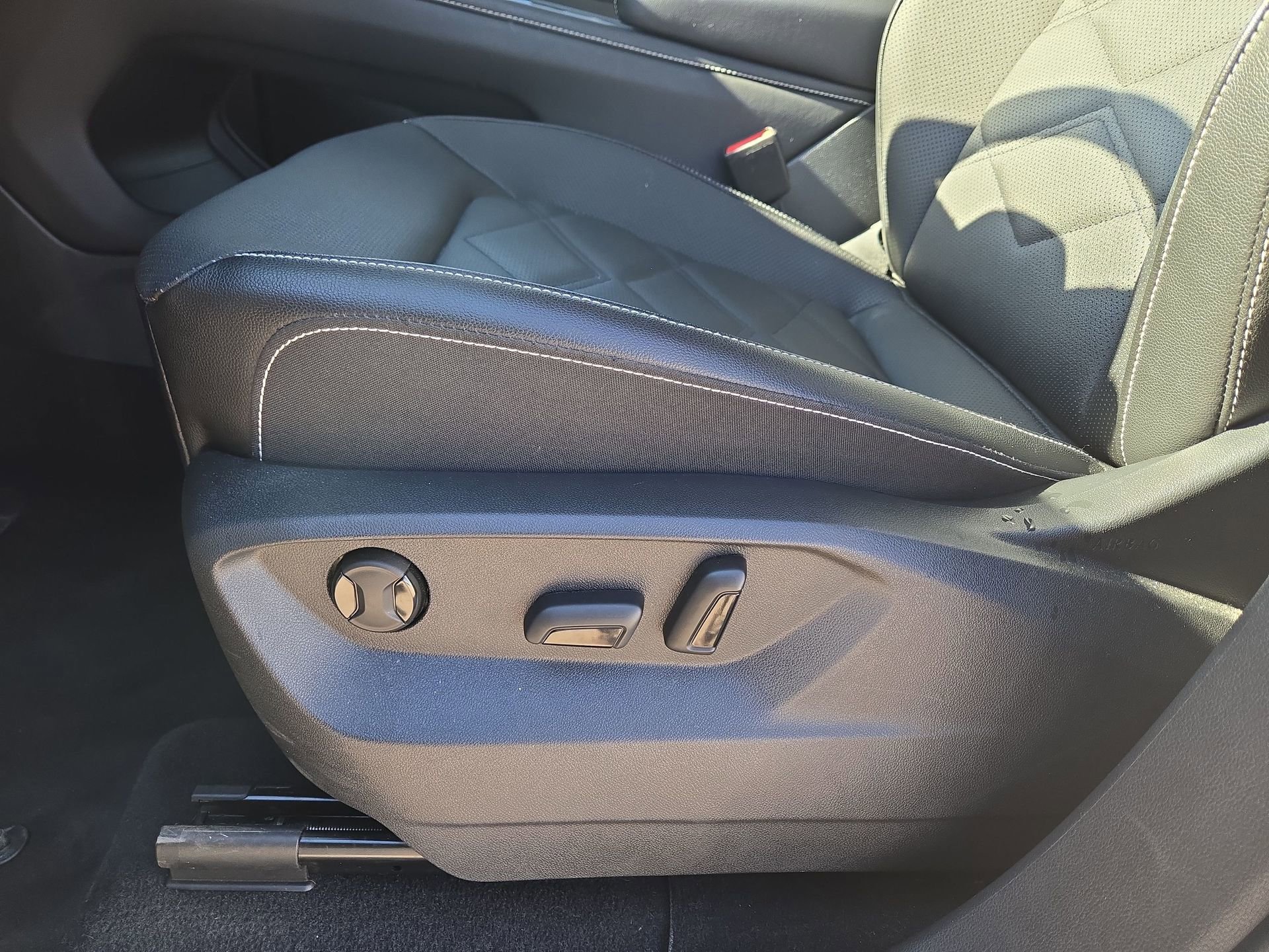 Used 2025 Volkswagen Atlas SE image 17