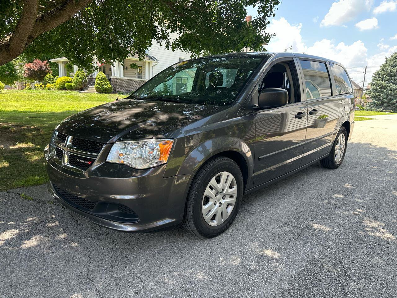 Used 2015 Dodge Grand Caravan American Value Package w/ UConnect Hands-Free Group FWD image 3