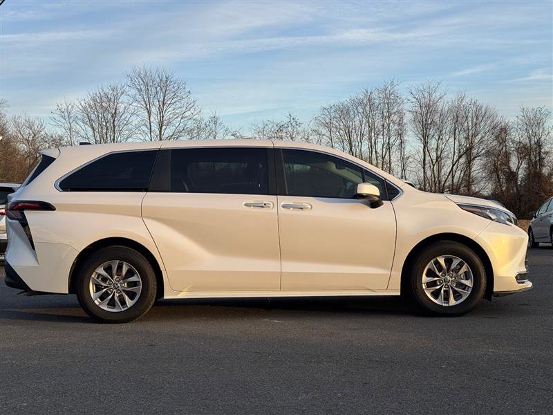 Used 2024 Toyota Sienna XLE image 8