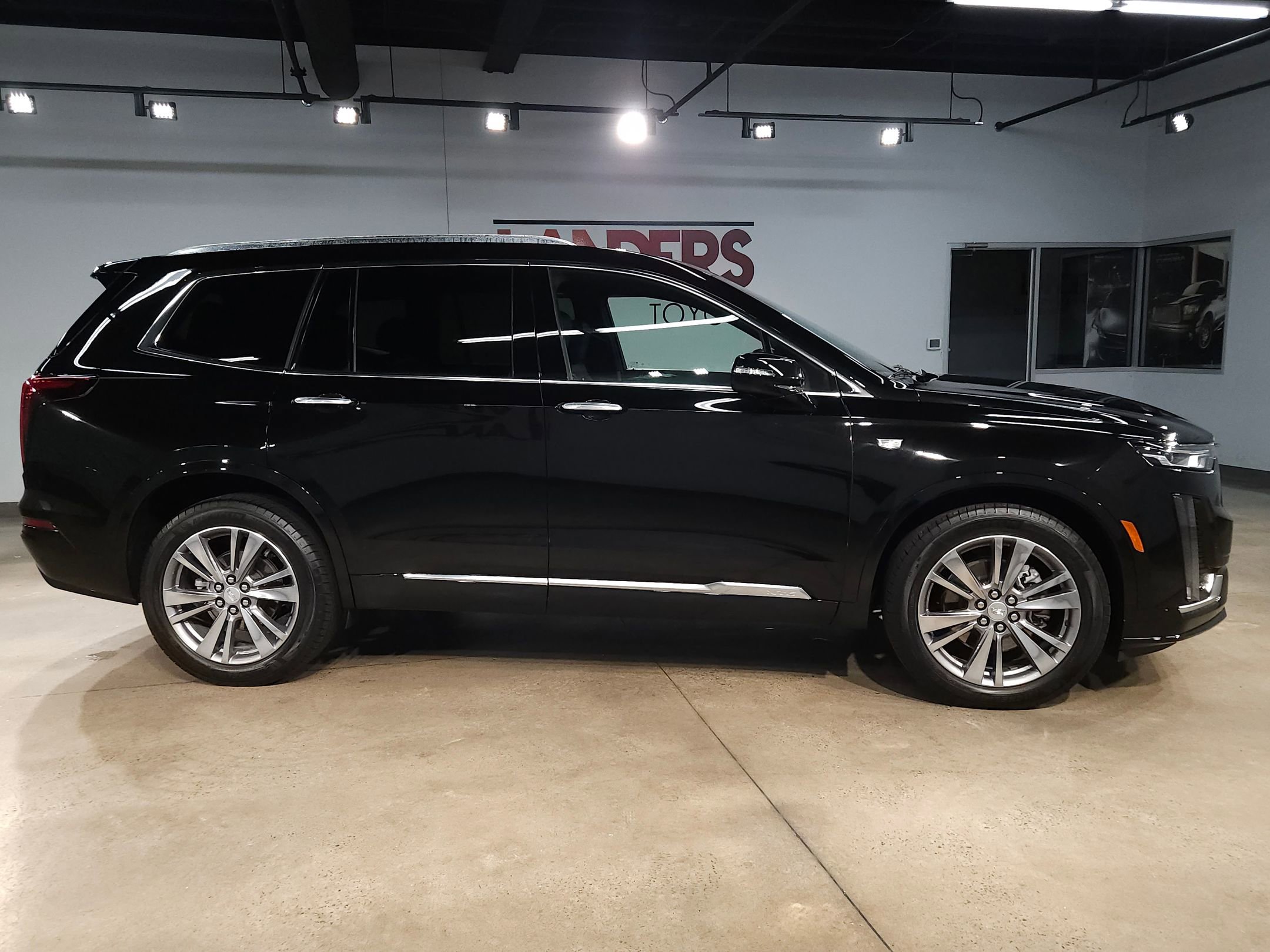 Used 2025 Cadillac XT6 Premium Luxury image 8