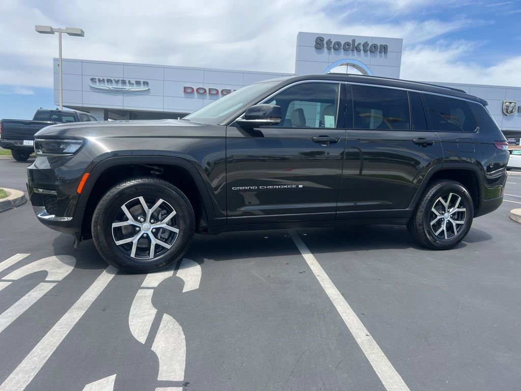 Used 2023 Jeep Grand Cherokee L Limited w/ Luxury Tech Group II AWD/4WD image 3