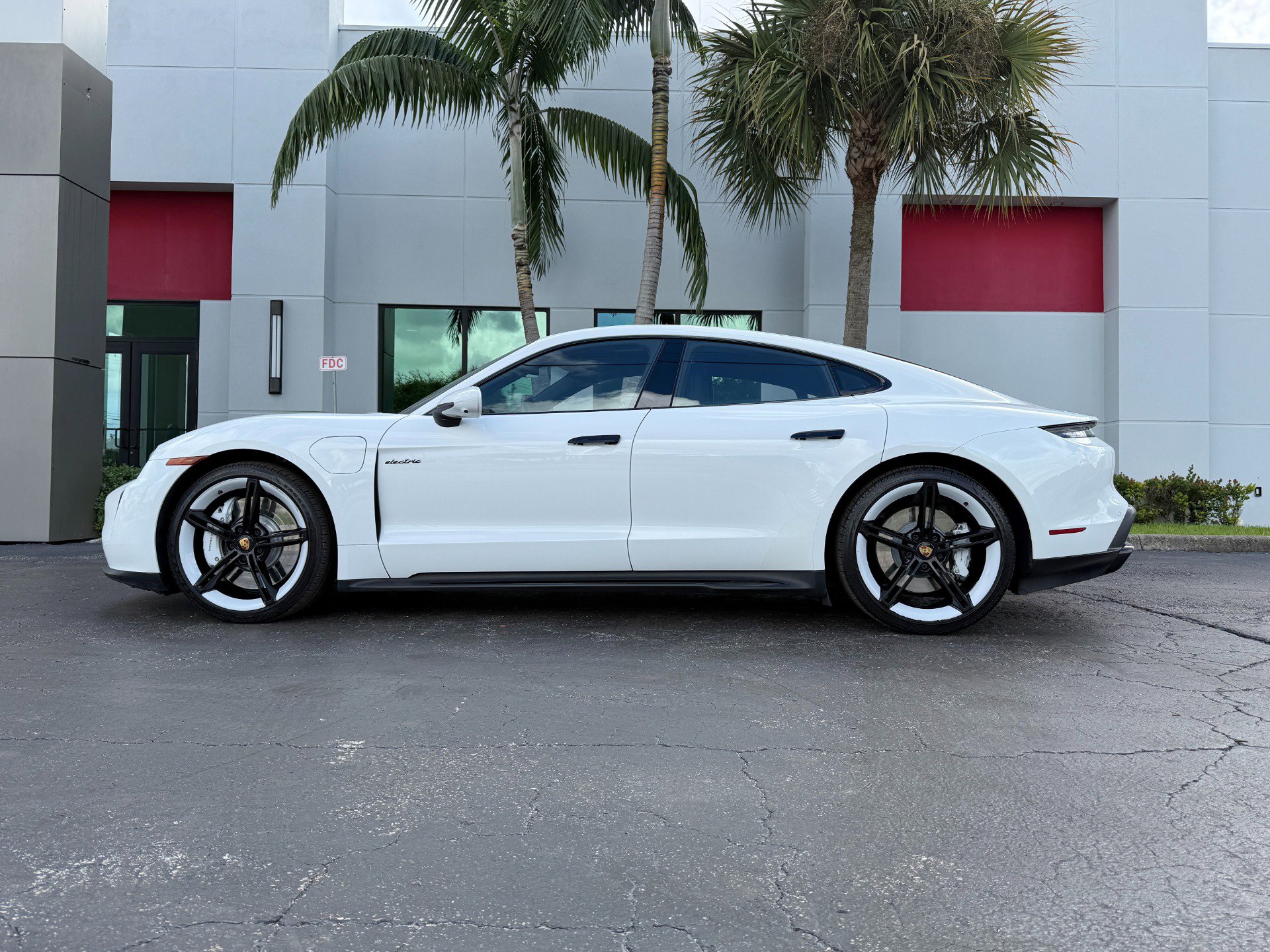 Used 2022 Porsche Taycan GTS image 13