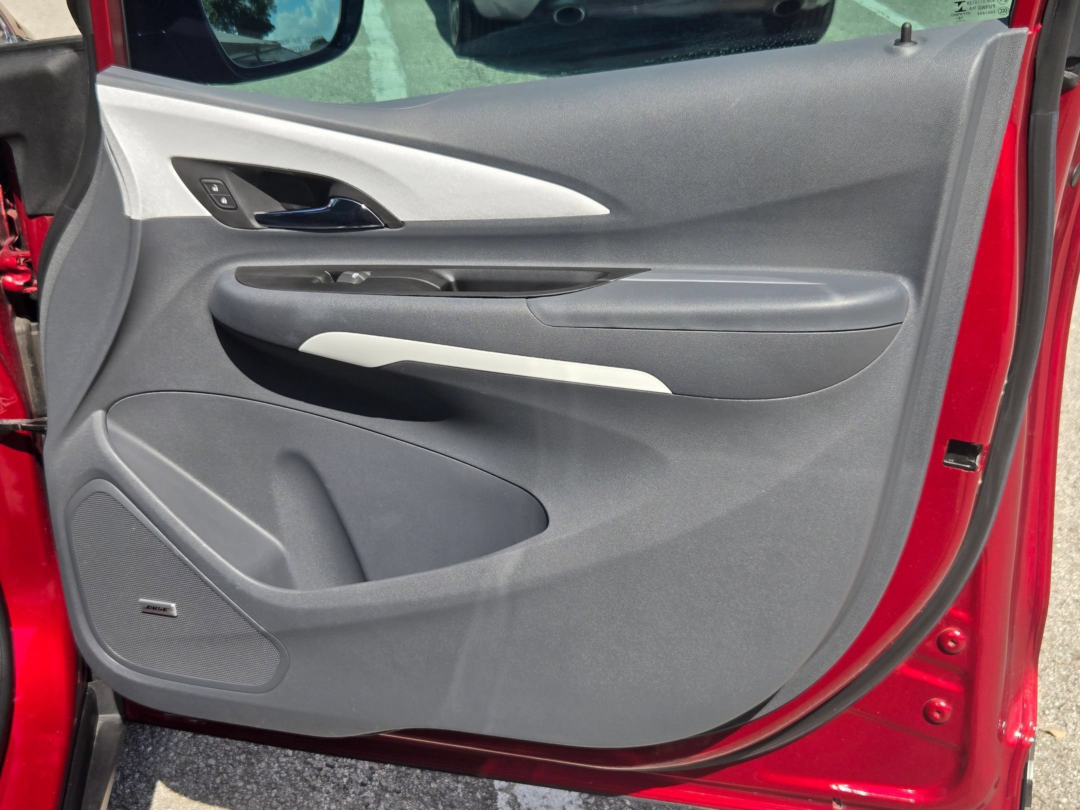 Used 2019 Chevrolet Bolt Premier w/ Infotainment Package FWD image 29
